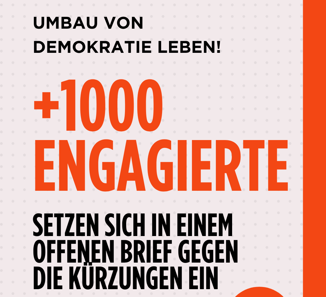 Grafik mit Text: „Umbau von Demokratie leben!“ und „+1000 Engagierte setzen sich in einem offenen Brief gegen Kürzungen ein“.