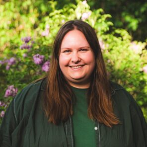 Natascha Laskowski vor einem Baum