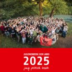 Große Gruppe junger Menschen steht im Freien an einem Flussufer zwischen Bäumen und bildet mit den Armen Dachformen über den Köpfen. Einige halten eine rote Fahne mit der Aufschrift "JW Jugendwerk der AWO". Unten im Bild steht auf rotem Hintergrund: ‚Jugendwerk der AWO 2025 – jung. politisch. kreativ.