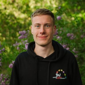 Lukas Umlauft vor einem Baum