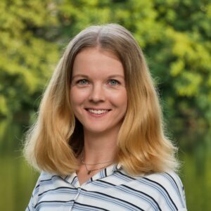 Maren Lechtenberg vor einem Baum